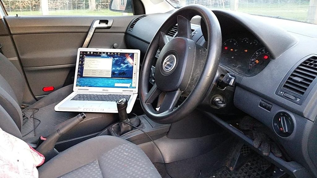 Professional car locksmith programming transponder key in Dubai